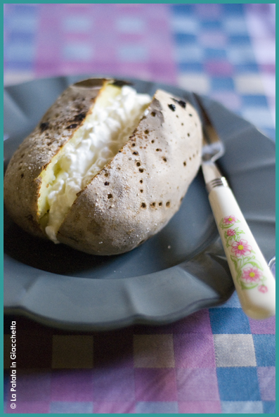 Fotografia della ricetta della jacket potato, altrimenti detta la patata in giacchetta