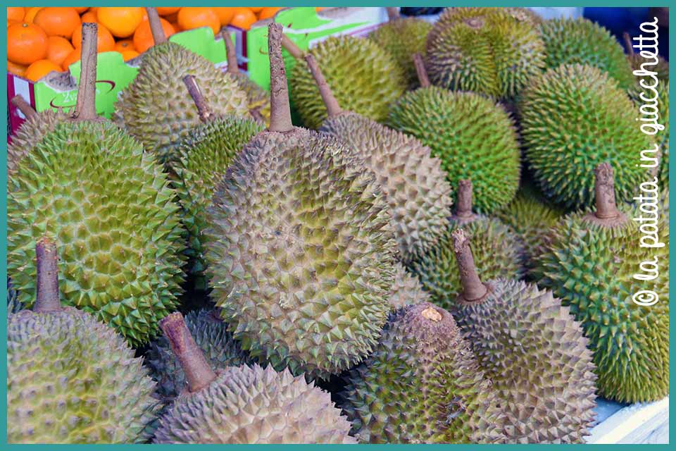 Una bancarella di durian. Singapore: informazioni e consigli per il viaggio