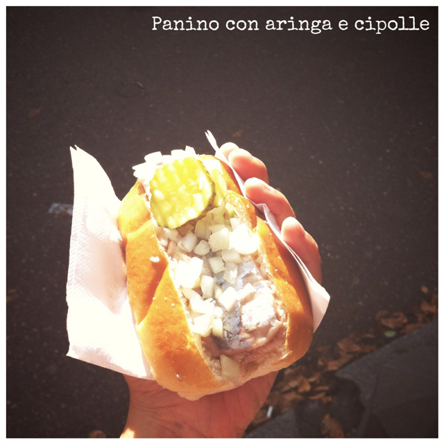 Panino con aringa e cipolle - Dove mangiare ad Amsterdam